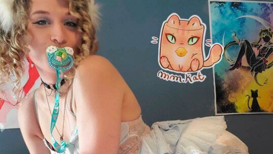 La chica de 28 años que se siente bebé: usa chupete y pañales