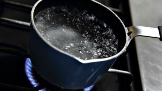 Le tiró agua hirviendo a su pareja porque soñó con otra mujer