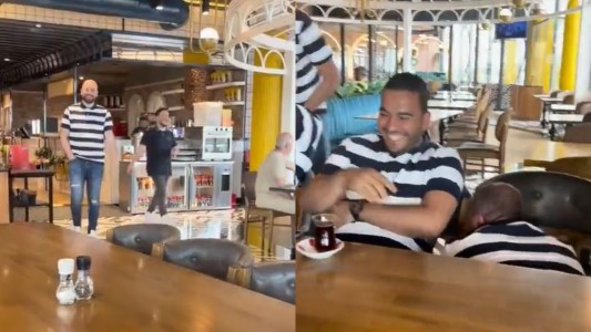 La broma de un grupo de mujeres a sus parejas: les regalaron la misma chomba y los citaron en un restaurante