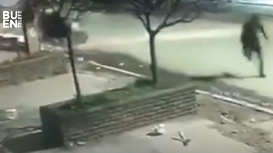 Video: Corre y le gana a los motochorros por cansancio