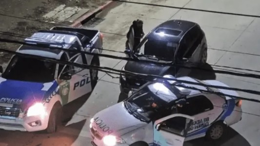 Vio a su ex caminando con otra, los atropelló y huyó