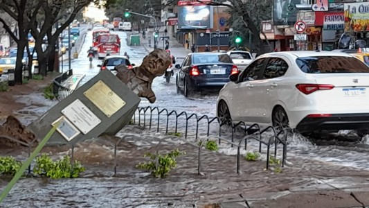 Se rompió un caño de agua en bulevar San Juan y Vélez Sársfield, hubo destrozos