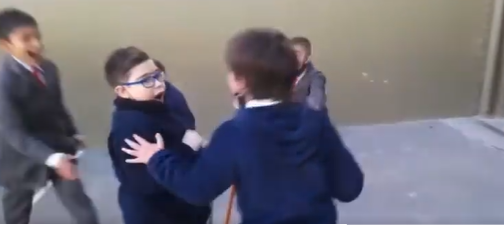 Video: el emotivo gesto de unos niños con su amigo que juega al fútbol con andador