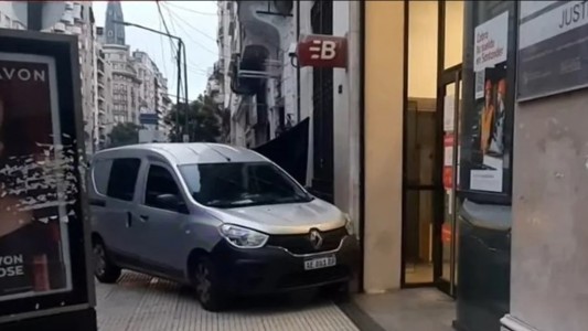 Se desvaneció mientras manejaba, chocó y murió
