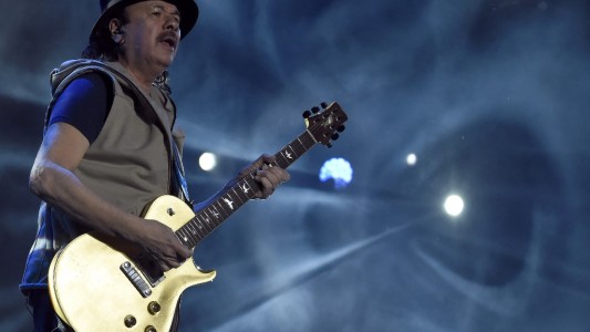 Preocupación por la salud de Carlos Santana: se desmayó en el escenario durante un show