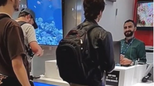 Quiso cambiar pesos por dólares en el aeropuerto de Estados Unidos y la reacción del cajero se hizo viral