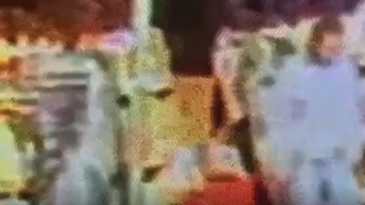 Robó una escoba de una verdulería y se puso a barrer la vereda para despistar a los vecinos