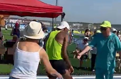 Se desmayó a metros de ganar una carrera y su mamá lo empujó hasta la meta