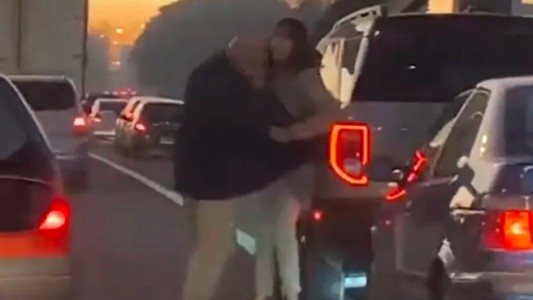 Video: chocó la camioneta de una mujer, se bajó y la golpeó en el estómago
