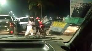 Video: se enojó porque le chocaron el auto y atacó a otro conductor con un bate de béisbol