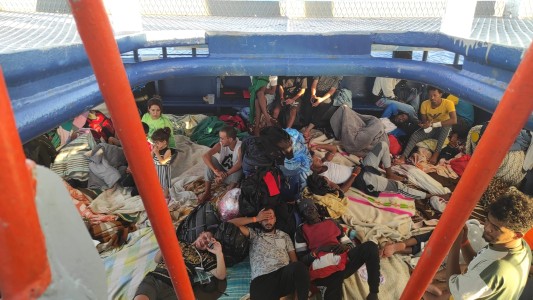 La historia del bahiense que rescata refugiados en el Mediterráneo