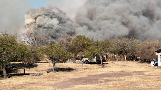 Bomberos combaten un incendio en la zona de Salsipuedes