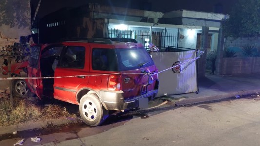 Trágico accidente: un auto chocó contra una casa y murió una mujer de 46 años