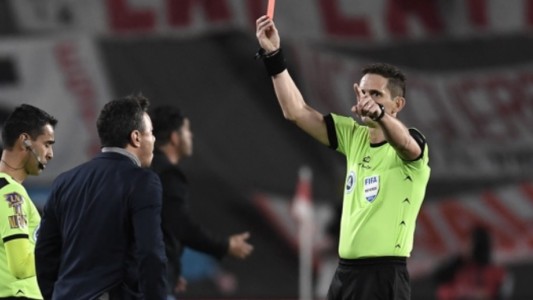 "No tenés los huevos para expulsarme": Gallardo insultó al árbitro, lo echaron y suspendió la conferencia