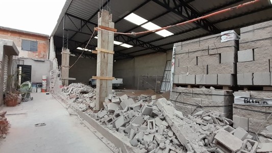 Se desplomó una pared y se salvó de milagro