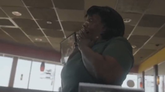 Un jugador de la NBA le dejó 500 dólares de propina a una mesera y grabó su reacción