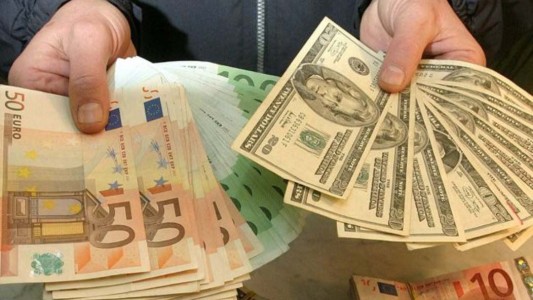 El dólar alcanza la paridad con el euro por primera vez desde 2002