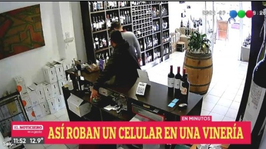 Video: Robó el celular de un comercio pero pagó el vino que compró
