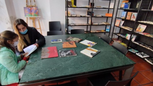 En vacaciones de julio, lectura y dibujo en el Cabildo de Córdoba