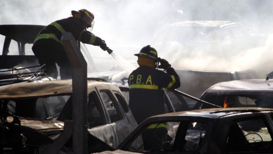 Explosión e incendio en playón municipal de automóviles en Mar del Plata