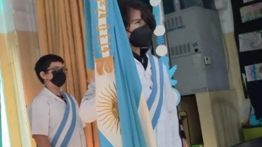 Aplausos silenciosos: Lo eligieron como abanderado y así lo celebraron