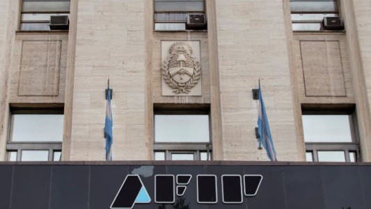 Nuevo ajuste del cepo: el Gobierno aumentó el impuesto al dólar turista del 35% al 45%