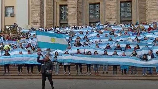 "Nuestros sueldos están casi en el límite de la indigencia": protesta de docentes en Mendoza