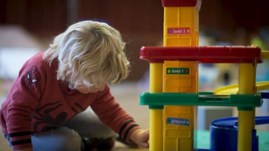 Cuidaba a una bebé en una guardería, no aguantó su llanto y la mató dándole de tomar soda caustica