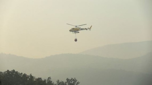 Enormes incendios forestales se expanden en España, Grecia y Francia
