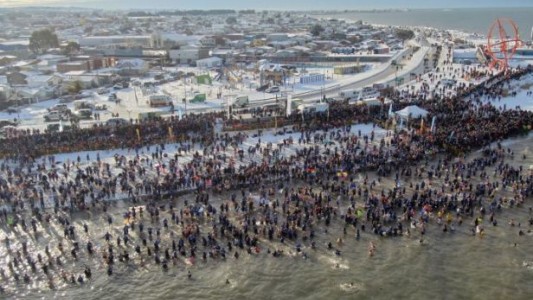"Chapuzón del Estrecho": Cinco mil valientes se arrojaron al agua helada