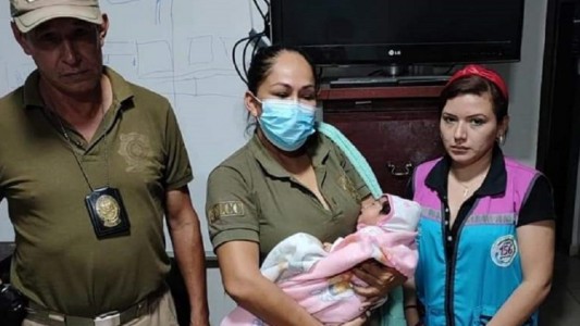 Un padre intentó vender a su hija recién nacida por menos de 300 dólares para comprarse un celular