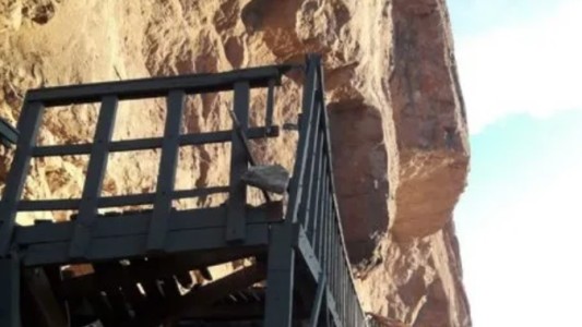 Cueva de las Manos: se desprendió  una roca de más de 50 kilos y rompió la pasarela