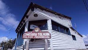 Hallan muerta a una médica en el corral de su casa y detienen a su pareja