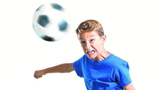 Los riesgos de cabecear en el fútbol