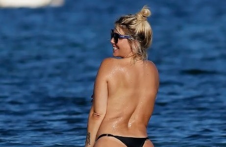 En medio del duro verano europeo, Wanda Nara se animó al topless en Ibiza