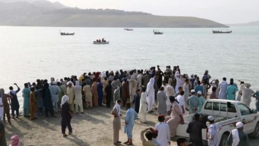 Festejaban una boda y el barco naufragó: más de 20 muertos y decenas de desaparecidos en Pakistán