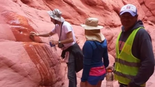 Turistas limpiaron una roca que habían escrito al visitar un circuito del norte jujeño