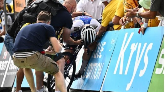 Intensa jornada en el Tour de France: un ciclista se desmayó al momento de cruzar la meta