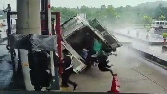 Video: impactante choque de una ambulancia en un peaje dejó cuatro muertos en India