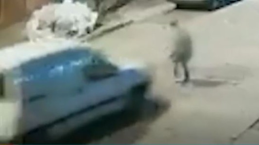 Video: atropelló a uno de los ladrones que le robó a su madre