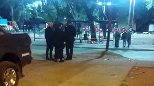 Esperaba el colectivo, pasaron dos bandas a los tiros y la asesinaron