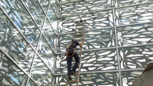 Plaza España: se comenzó a intervenir el hall de ingreso