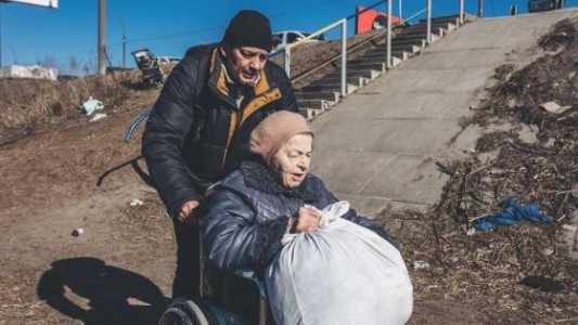 Ucrania: para el ministro de Salud, la población envejeció diez años en los cinco meses de guerra