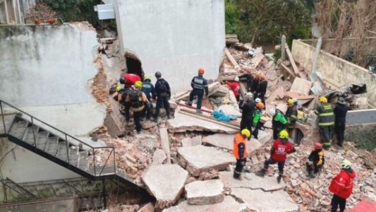 Derrumbe en Rosario: un hombre de 52 años sigue atrapado entre los escombros de la casa