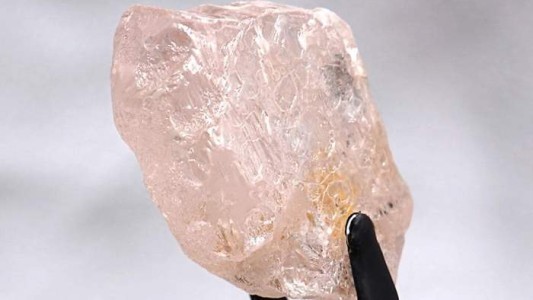 Encuentran un "espectacular" diamante rosa en Angola que podría ser el mayor visto en 300 años