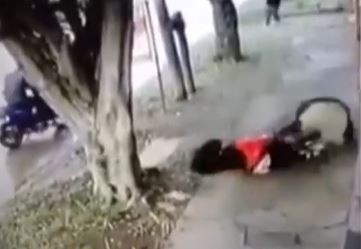 Video: motochorros atacaron violentamente a una nena