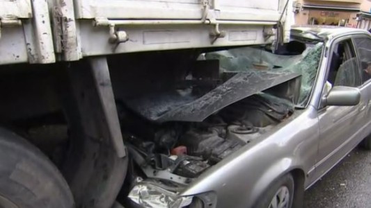 Se incrustó con su auto debajo de un camión en Buenos Aires