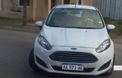 Ladrones abrieron un garage y se llevaron un auto