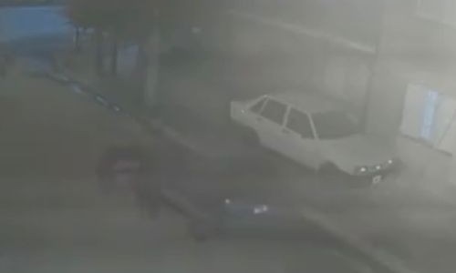 Insólito: a los empujones se robaron un auto sin motor