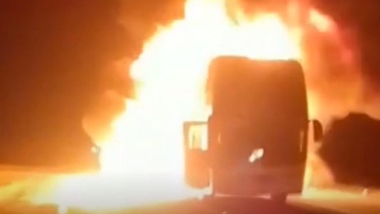 Video: Se incendió un micro en Córdoba